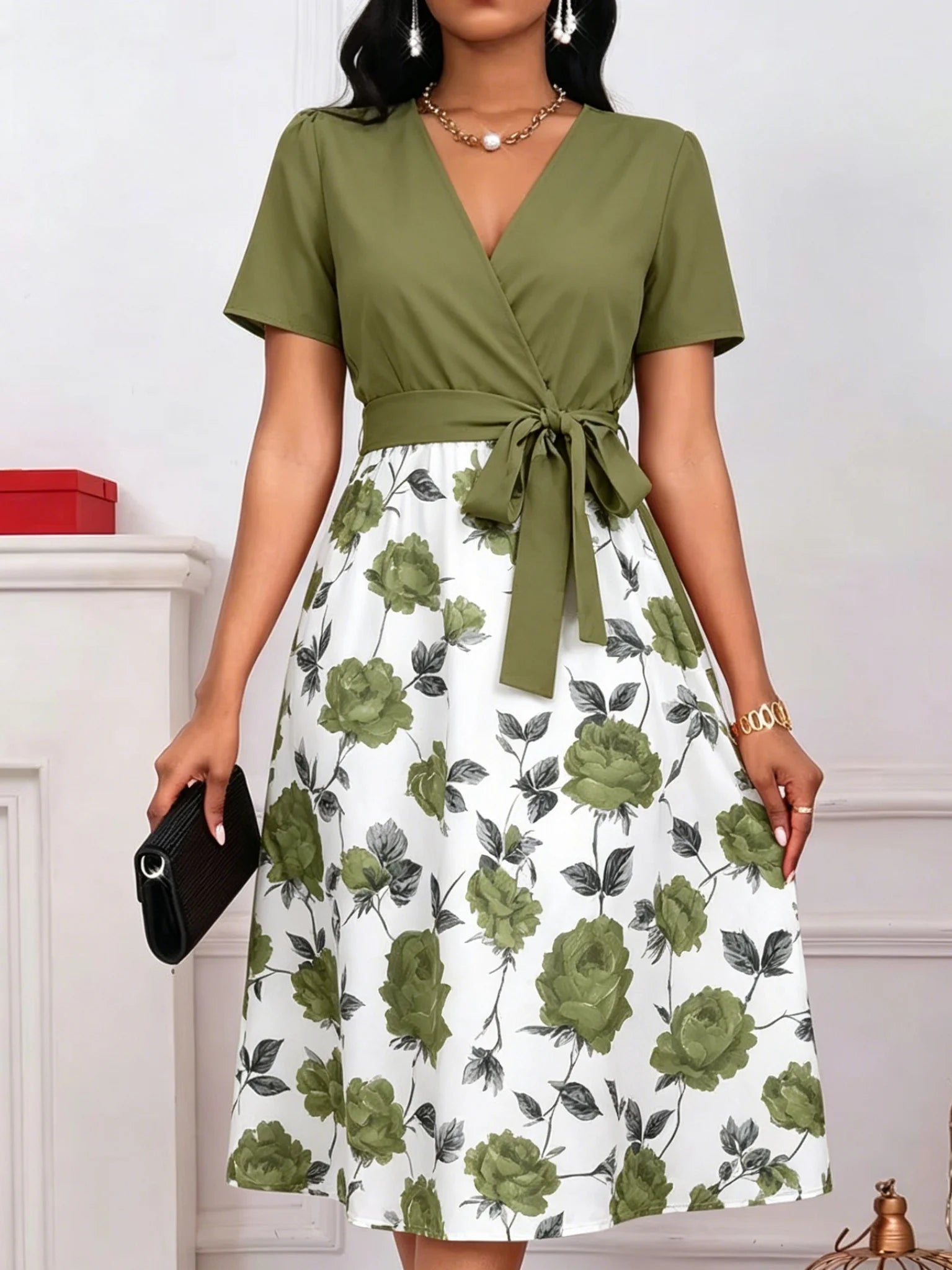 Vestido Midi Floral para Mujer – Cuello en V, Cintura Anudada y Corte Evasé Elegante