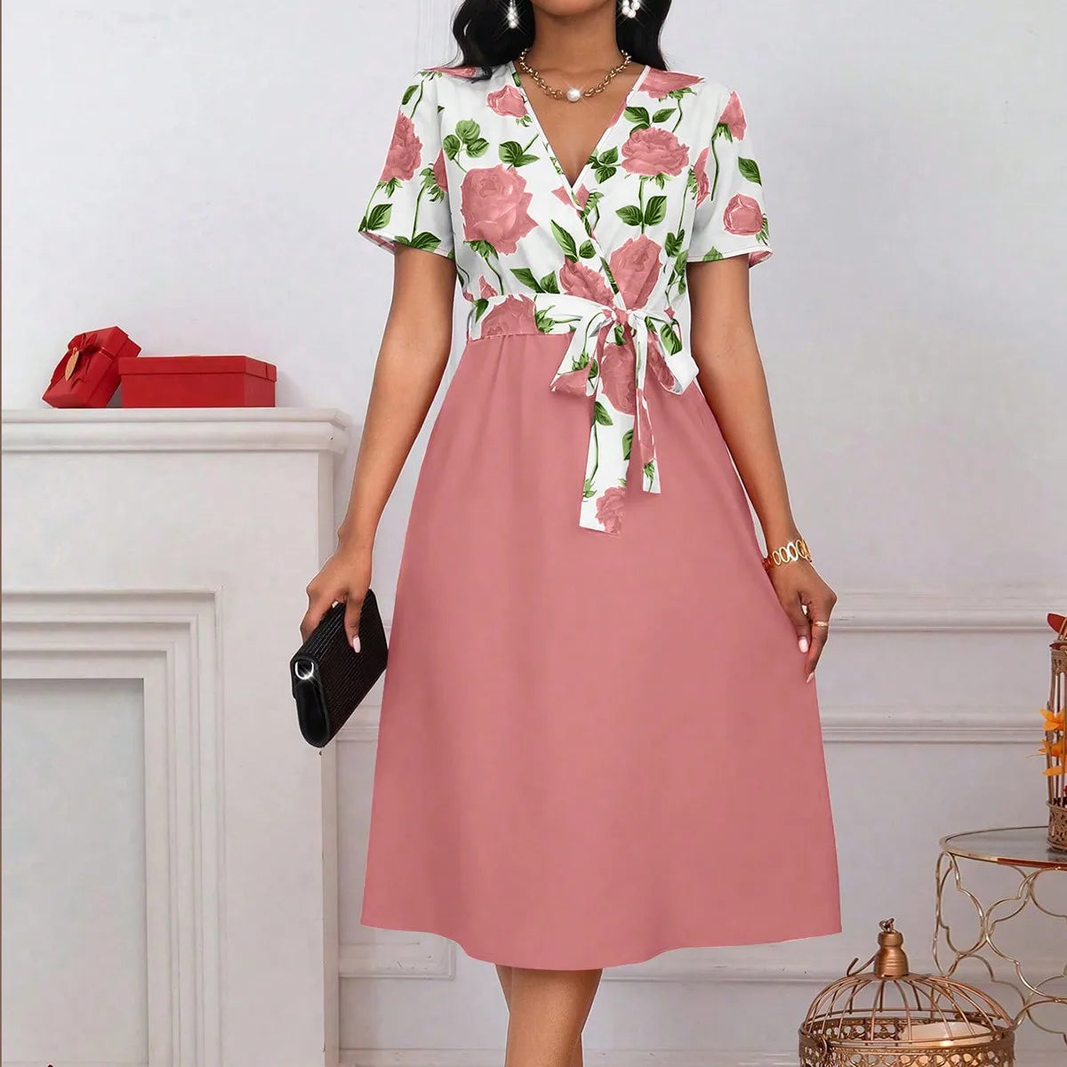 Robe Midi Fleurie Femme – Col V, Taille Nouée et Coupe Trapèze Élégante